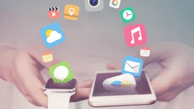 Wie digitale Technologien die Medienlandschaft verändern Die Medienwelt hat sich in den letzten zwei Jahrzehnten schneller verändert als je zuvor. Während früher Zeitungen, Radio und Fernsehen die Hauptquellen für Informationen waren, bestimmen heute digitale Plattformen, soziale Netzwerke und Streaming-Dienste, wie wir Nachrichten konsumieren. Smartphones, künstliche Intelligenz und datenbasierte Inhalte haben die Art und Weise revolutioniert, wie Inhalte produziert, verbreitet und konsumiert werden. Ein besonders sichtbarer Wandel zeigt sich in der visuellen Kommunikation. Bilder, Videos und interaktive Inhalte sind zu zentralen Elementen moderner Medien geworden. Selbst kleine Details wie Design, Layout oder die Möglichkeit, einen Hintergrund transparent machen zu können, spielen heute eine wichtige Rolle, weil Inhalte auf verschiedenen Plattformen – von Instagram bis zu Nachrichtenportalen – visuell konsistent funktionieren müssen. Doch der Wandel geht weit über Design hinaus. Digitale Technologien verändern Geschäftsmodelle, journalistische Arbeitsweisen und sogar das Verhalten der Leser und Zuschauer. Schauen wir uns genauer an, welche Faktoren die Medienlandschaft aktuell am stärksten prägen. Der Wandel vom klassischen zum digitalen Journalismus Früher folgte Journalismus einem klaren Ablauf: Redaktionen produzierten Inhalte, die dann zu festen Zeiten veröffentlicht wurden. Heute dagegen ist alles deutlich dynamischer. Online-Portale, Blogs und soziale Medien ermöglichen eine kontinuierliche Veröffentlichung von Nachrichten in Echtzeit. Viele große Medienhäuser haben ihre Strategien deshalb angepasst. Laut dem Reuters Digital News Report beziehen inzwischen mehr als 60 % der Menschen weltweit ihre Nachrichten hauptsächlich über digitale Geräte. Besonders bei jüngeren Zielgruppen dominieren Smartphones und soziale Plattformen als Informationsquelle. Diese Entwicklung zwingt Medienunternehmen dazu, Inhalte nicht nur schneller, sondern auch zielgruppenspezifischer zu produzieren. Datenanalyse spielt dabei eine entscheidende Rolle: Redaktionen können genau sehen, welche Artikel gelesen werden, wie lange Nutzer bleiben und welche Themen besonders gefragt sind. Social Media als neuer Nachrichtenkanal Soziale Netzwerke haben sich zu einem der wichtigsten Distributionskanäle für Medien entwickelt. Plattformen wie Instagram, TikTok oder LinkedIn fungieren längst nicht mehr nur als Kommunikationsplattformen, sondern auch als Nachrichtenquelle. Ein gutes Beispiel ist TikTok. Viele Nachrichtenorganisationen nutzen kurze Videoformate, um komplexe Themen verständlich zu erklären. Besonders bei jungen Menschen funktionieren solche Formate deutlich besser als klassische Artikel. Allerdings bringt diese Entwicklung auch Herausforderungen mit sich. Informationen verbreiten sich schneller als je zuvor – sowohl korrekte als auch falsche. Medienunternehmen müssen daher stärker auf Faktenprüfung und Transparenz setzen, um Vertrauen aufzubauen. Künstliche Intelligenz verändert die Content-Produktion Ein weiterer wichtiger Treiber der digitalen Transformation ist künstliche Intelligenz. AI-Tools unterstützen Redaktionen inzwischen in vielen Bereichen – von der Recherche bis zur Erstellung erster Textentwürfe. Beispielsweise verwenden große Medienunternehmen automatisierte Systeme, um Sportberichte oder Finanzmeldungen zu erstellen. Diese Technologien können große Datenmengen analysieren und daraus in Sekunden verständliche Inhalte generieren. Darüber hinaus hilft AI auch bei der Personalisierung von Nachrichten. Algorithmen analysieren das Verhalten der Nutzer und schlagen passende Inhalte vor. Plattformen wie Google News oder Apple News arbeiten stark mit solchen personalisierten Empfehlungen. Die Rolle von Daten und Analytics im modernen Mediengeschäft Digitale Medien haben einen entscheidenden Vorteil gegenüber traditionellen Kanälen: Sie liefern messbare Daten. Jede Interaktion – Klicks, Scroll-Verhalten oder Verweildauer – kann analysiert werden. Diese Daten helfen Redaktionen dabei, ihre Inhalte zu optimieren. Wenn ein bestimmtes Thema besonders viele Leser anzieht, können Medienhäuser gezielt mehr Inhalte dazu produzieren. Auch Werbemodelle haben sich verändert. Statt allgemeiner Anzeigen setzen viele Plattformen auf personalisierte Werbung, die auf dem Verhalten der Nutzer basiert. Laut einer Studie von Statista werden weltweit inzwischen über 60 % der digitalen Werbeausgaben für personalisierte Anzeigen verwendet. Neue Geschäftsmodelle für Medienunternehmen Mit dem digitalen Wandel mussten Medienhäuser auch ihre Einnahmequellen neu überdenken. Früher waren Printanzeigen und Abonnements die wichtigsten Einnahmequellen. Heute dominieren digitale Modelle. Zu den wichtigsten gehören: Digitale Abonnements: Viele Medienportale setzen auf Paywalls, bei denen Leser für Premium-Inhalte bezahlen müssen. Mitgliedschaftsmodelle: Einige Plattformen bieten zusätzliche Vorteile wie exklusive Inhalte, Community-Events oder Newsletter. Content-Partnerschaften: Kooperationen mit Marken oder anderen Medien ermöglichen neue Einnahmequellen. Ein gutes Beispiel für ein erfolgreiches digitales Modell ist die New York Times. Das Unternehmen hat inzwischen über 10 Millionen digitale Abonnenten weltweit und zeigt, dass Qualitätsjournalismus auch im digitalen Zeitalter wirtschaftlich funktionieren kann. Multimedia-Inhalte werden immer wichtiger Ein weiterer Trend ist der zunehmende Einsatz von Multimedia-Inhalten. Artikel werden immer häufiger mit Videos, Podcasts, interaktiven Grafiken oder Social-Media-Elementen ergänzt. Diese Formate bieten mehrere Vorteile: Inhalte werden leichter verständlich Nutzer bleiben länger auf der Seite komplexe Themen lassen sich anschaulicher erklären Besonders Podcasts haben in den letzten Jahren enorm an Popularität gewonnen. Laut einer Studie von Edison Research hören mittlerweile mehr als 40 % der Erwachsenen in den USA regelmäßig Podcasts. Herausforderungen der digitalen Medienwelt Trotz aller Chancen bringt die digitale Transformation auch Herausforderungen mit sich. Informationsüberflutung: Die Menge an verfügbaren Inhalten wächst ständig. Für Nutzer wird es immer schwieriger, relevante Informationen zu finden. Fake News: Falschinformationen verbreiten sich online oft schneller als geprüfte Nachrichten. Monetarisierung: Viele Medien kämpfen weiterhin damit, stabile Einnahmequellen im digitalen Raum zu finden. Um diese Herausforderungen zu meistern, setzen viele Unternehmen auf stärkere Markenbildung, hochwertige Inhalte und transparente journalistische Standards. Fazit Digitale Technologien haben die Medienlandschaft grundlegend verändert. Nachrichten entstehen schneller, Inhalte sind interaktiver und Nutzer können Informationen jederzeit und überall abrufen. Gleichzeitig entstehen neue Herausforderungen, etwa durch Fake News oder den steigenden Wettbewerbsdruck. Für Medienunternehmen bedeutet das vor allem eines: Anpassungsfähigkeit. Wer neue Technologien nutzt, innovative Formate entwickelt und das Vertrauen der Leser gewinnt, hat auch im digitalen Zeitalter beste Chancen erfolgreich zu sein. Die Medienwelt wird sich weiterhin rasant entwickeln – und digitale Technologien werden dabei eine zentrale Rolle spielen.